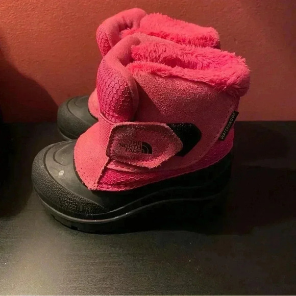 The North Face Girls Boots - Picture 4 of 9
